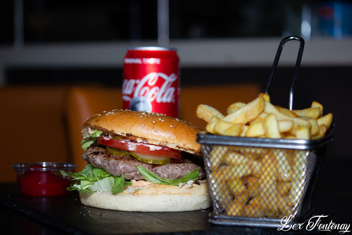 Un Hamburger classique mais bon ! Pain boulanger, steak de boucher, crudités et sauce maison !
