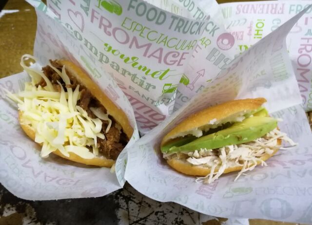 Arepa de mechada con queso y arepa reina pepiada