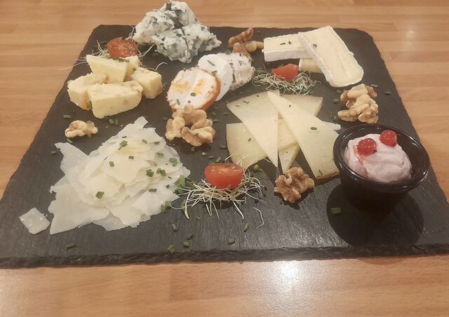 Taula de formatges variats.