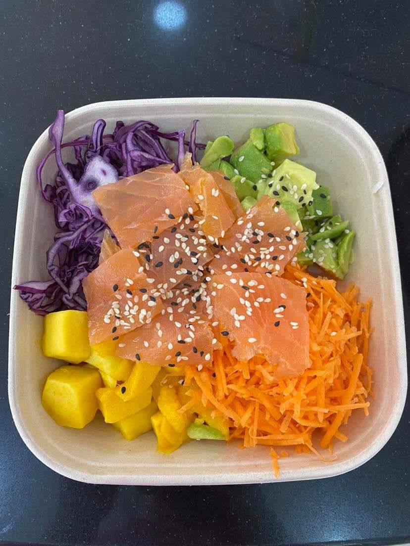 Poke Bowl Saumon:
Riz sushi vinaigré, saumon fumé, accompagnement de légumes divers, graines de sésame.