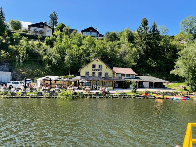 LE PORT VUE DES VEDETTES PANORAMIQUES JAUNES FAMILLE MICHEL , PLACE MAXIME CUPILLARD , ILS SONT TOP ON RECOMMANDE :)
