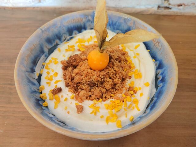 MOUSSE DE YOGUR CON MANGO Y CRUMBLE DE ALMENDRAS