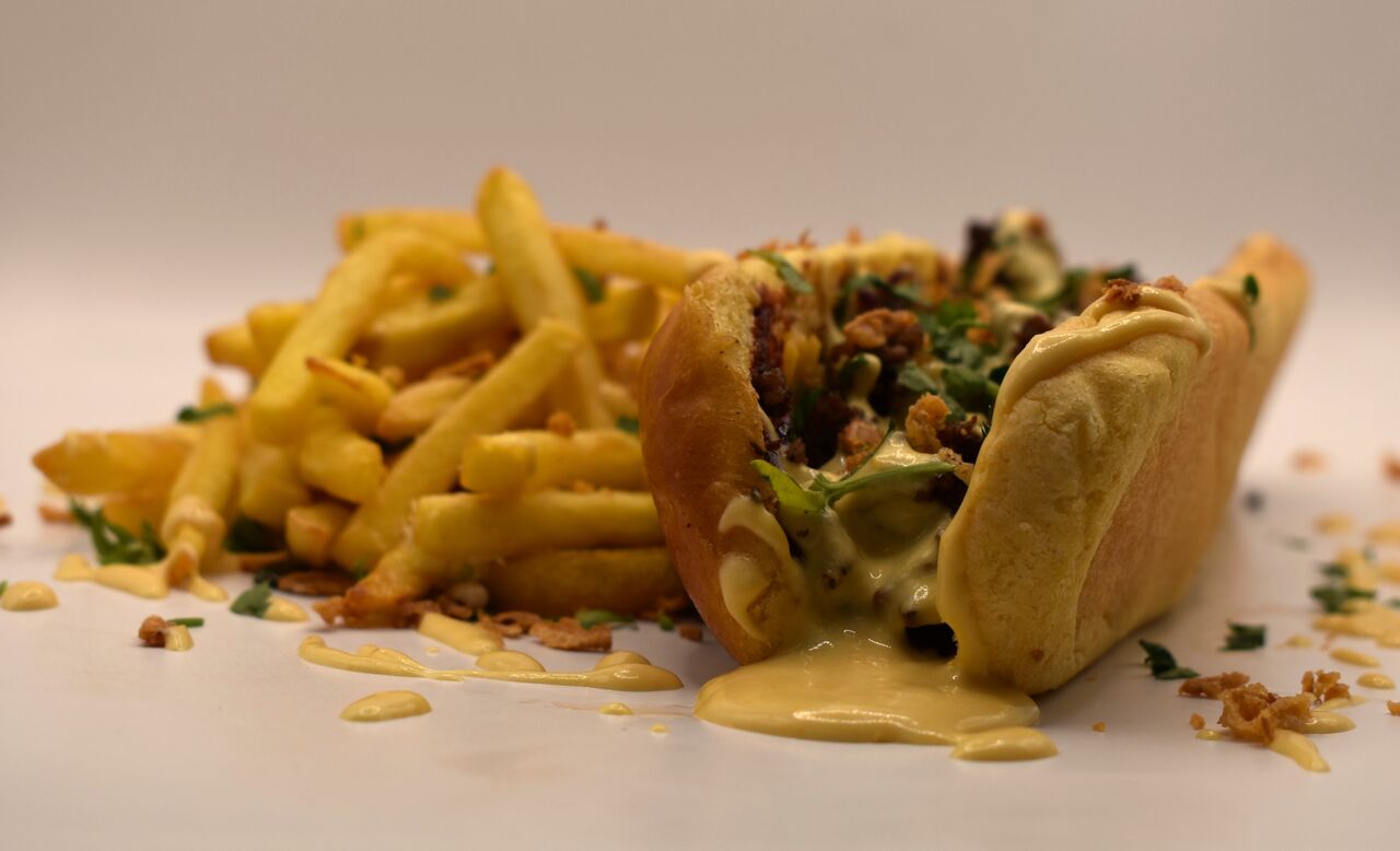 Cosmopolitan Hot-Dog / frites 