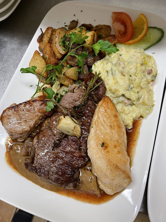 Grillteller mit Schweinefilet, Hähnchenbrust und Rumpstek