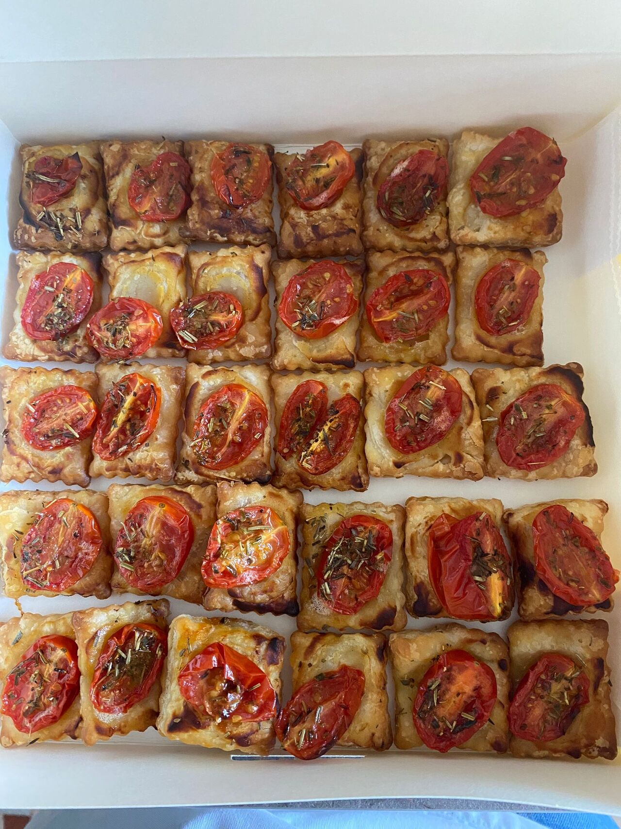 Mini tartes feuilletées tomates cerises-thym-feta (minimum 15) 1,30€ pièce