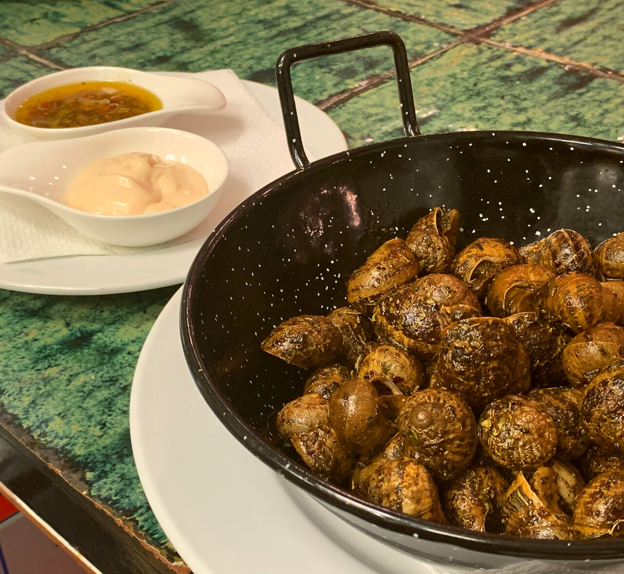 Caracoles a la Gormanda con dos salsas 