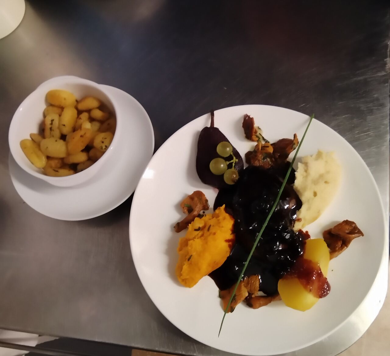 Pavé de cerf aigre-doux
deux purées
poire au vin et pommes aux airelles
quelques chanterelles poêlées
gnocchi au basilic
