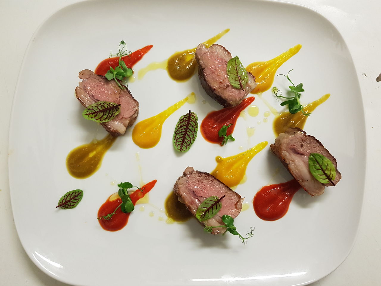 Controfiletto d'agnello con salsa ai tre peperoni