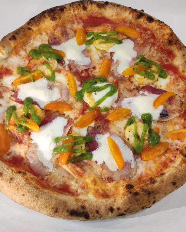 Mousse di bufala, gamberoni marinati al succo d’arancia e pepe, guanciale croccante, crema di zucchine, pomodorini datterini €16