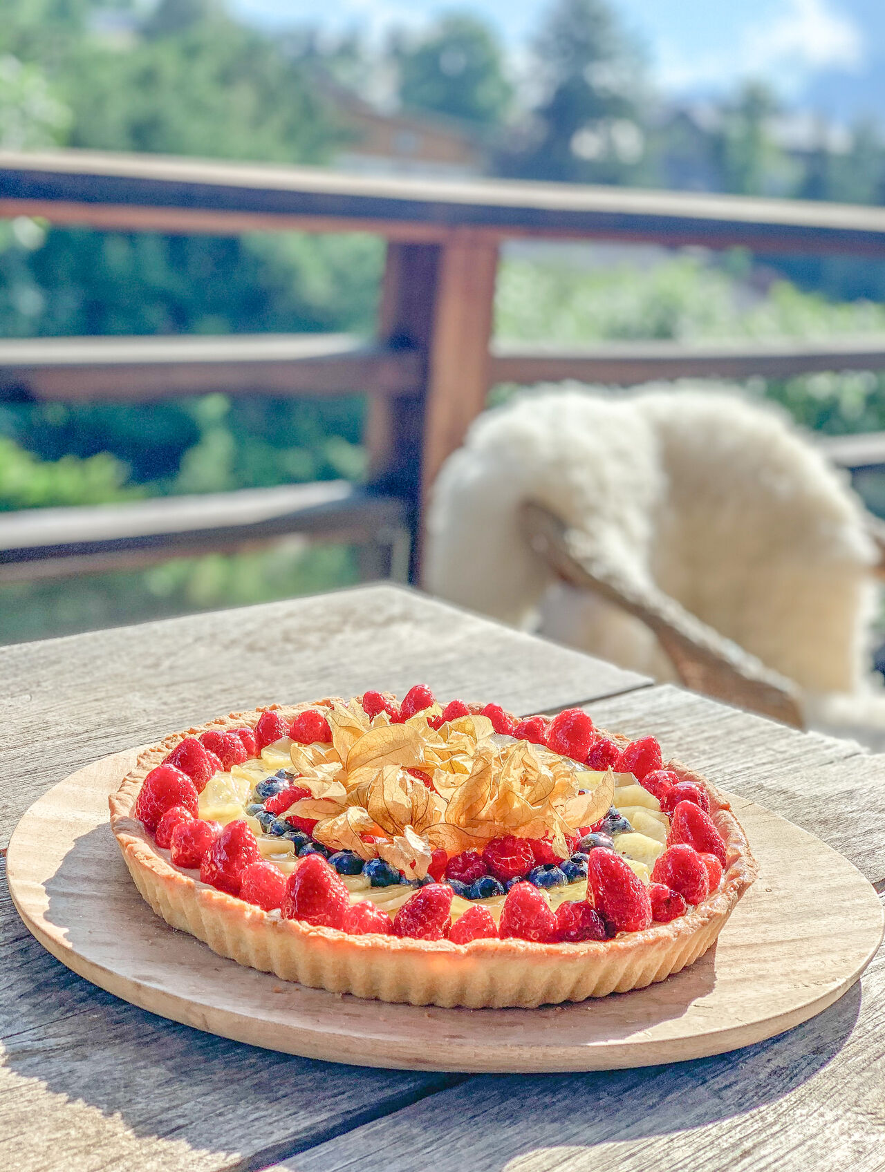 Tarte friable avec crème pâtissière et fruits rouges.