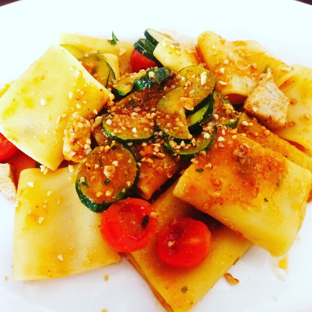 Paccheri mit Thunfisch, Zucchini, gehackten Haselnüssen und Kirschtomaten