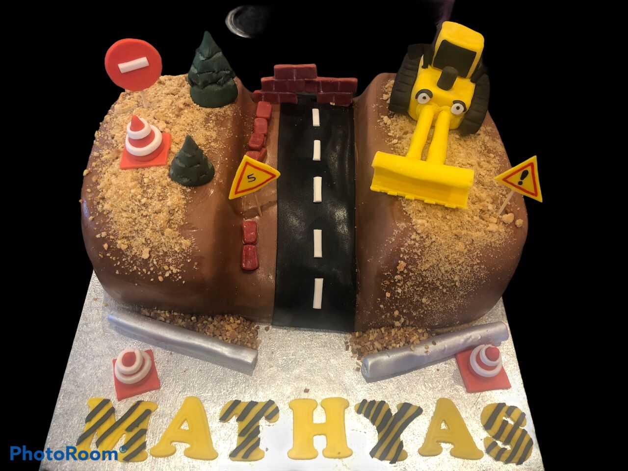 Cake Design avec une génoise chocolat, une ganache chocolat noir, chocolat au lait et chocolat blanc . 