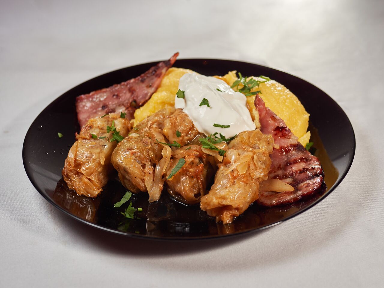 Sarmale cu mămăliguță și afumătură