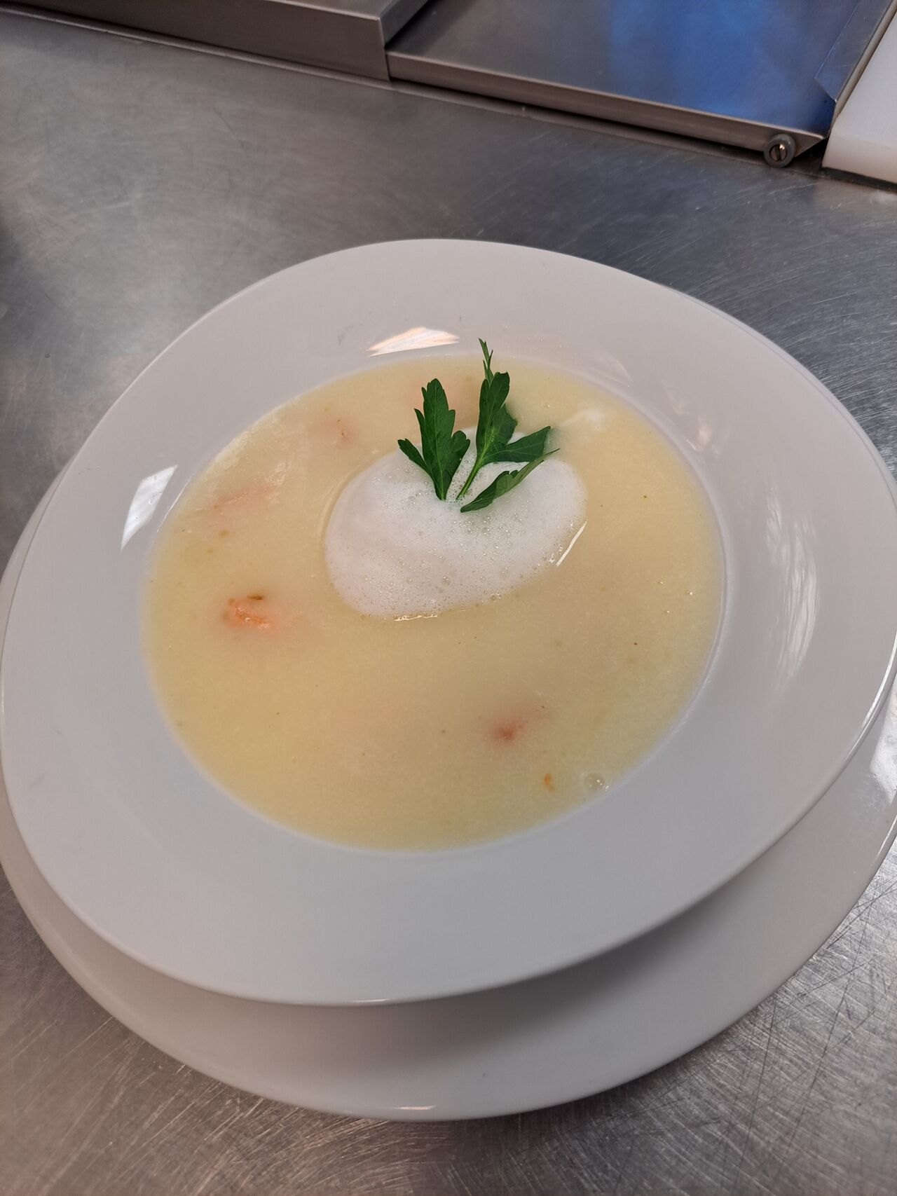 Spargelcremesuppe mit Lachsstückchen