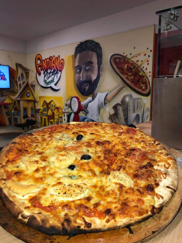 4 Fromages: base tomate, emmental, mozza, bleu, et chèvre 