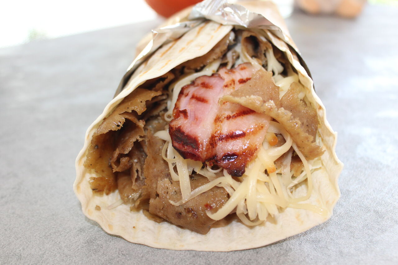 Nasz bestseller- KEBAB WĘDZONY - mięso, grillowany boczek wędzony, ser wędzony, warzywa i sos w tortilli.