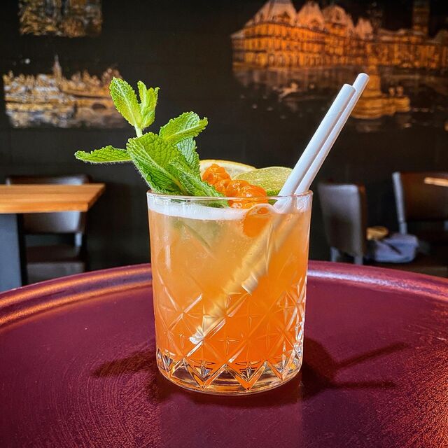 Cubean Mimosa :
Rhum Ambré Cubain, Aperol, Jus d’orange, Citron Jaune et sirop de Sucre de Cannes. Shaké et topé au Champagne.