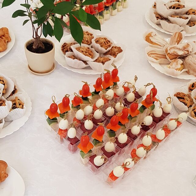 Порой не нужно ничего выдумывать.Красивое оформленная, актуальная закуска всегда под рукой.Самое главное вовремя сделать заказ.