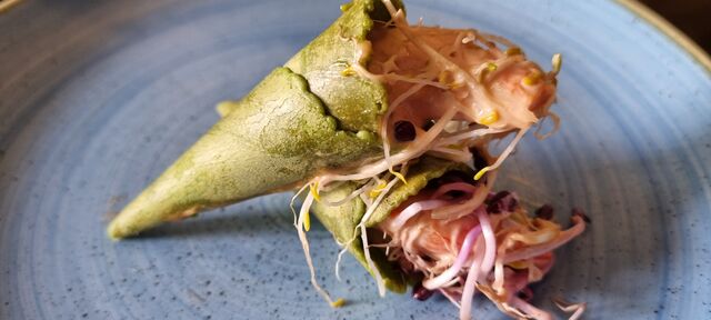 Spinat-Waffel mit Gambas- Cocktail gefüllt