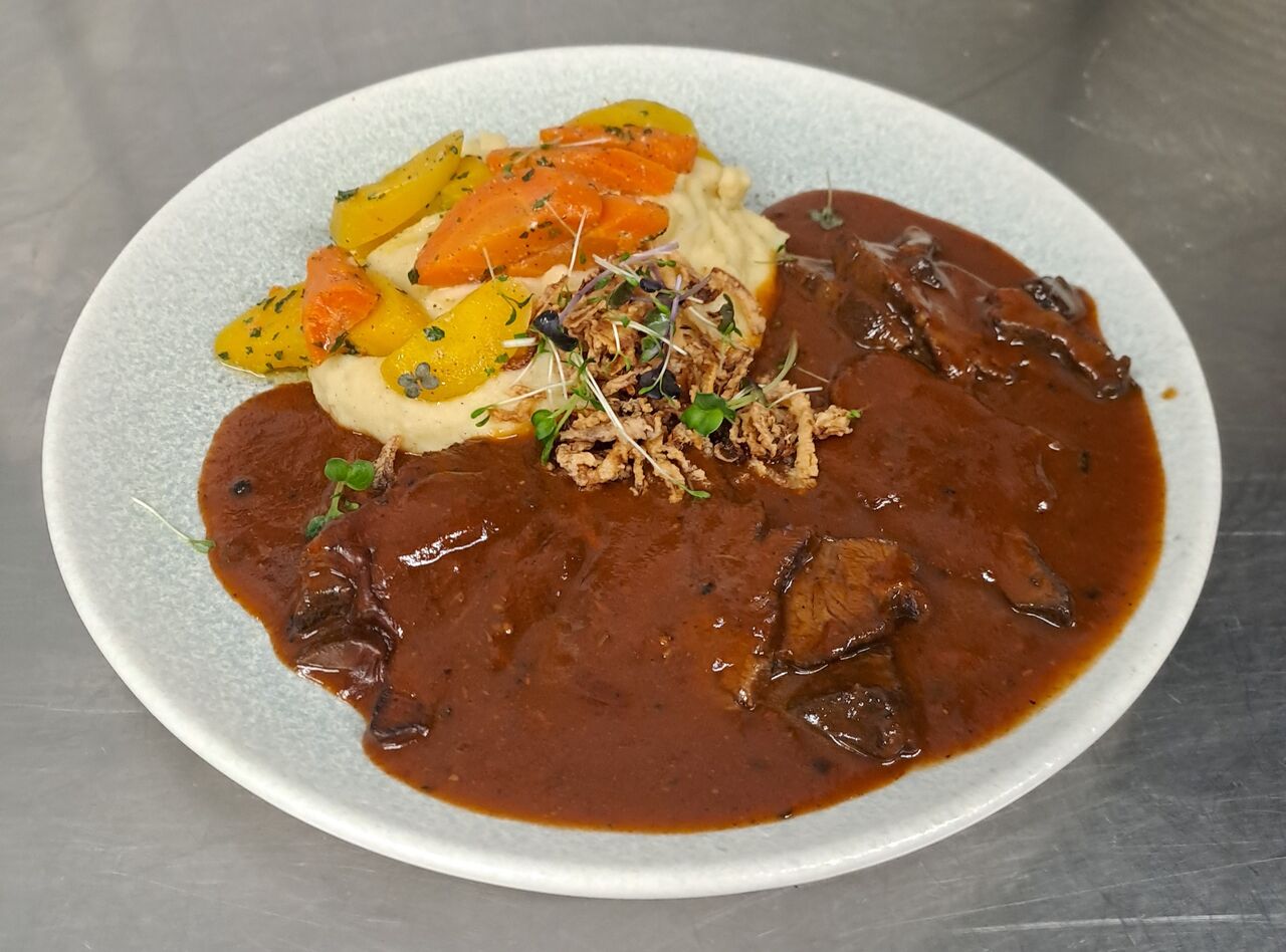 Geschmorte Rinderwangerl mit Erdäpfelselleriepüree und glasierten Karotten