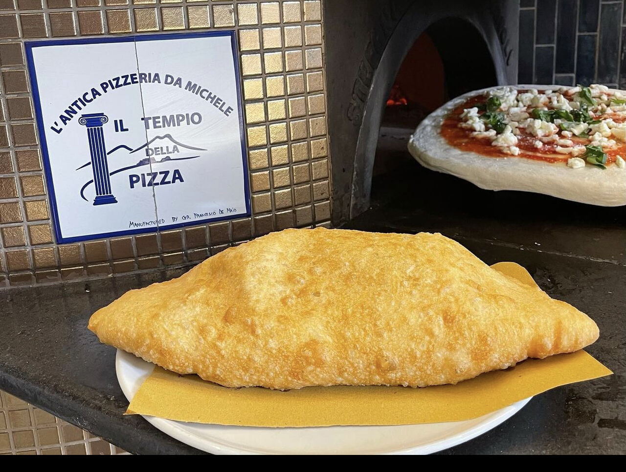 La Regina : “ A’ PIZZA FRITTA”