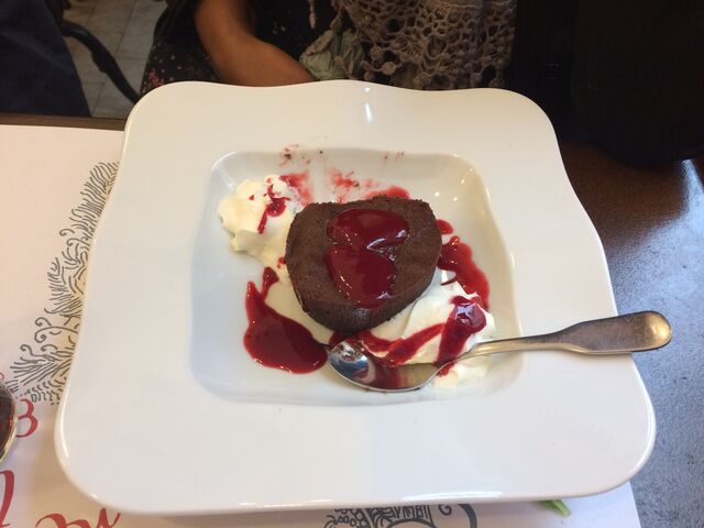 Moelleux au chocolat avec son coulis de fruit frais.