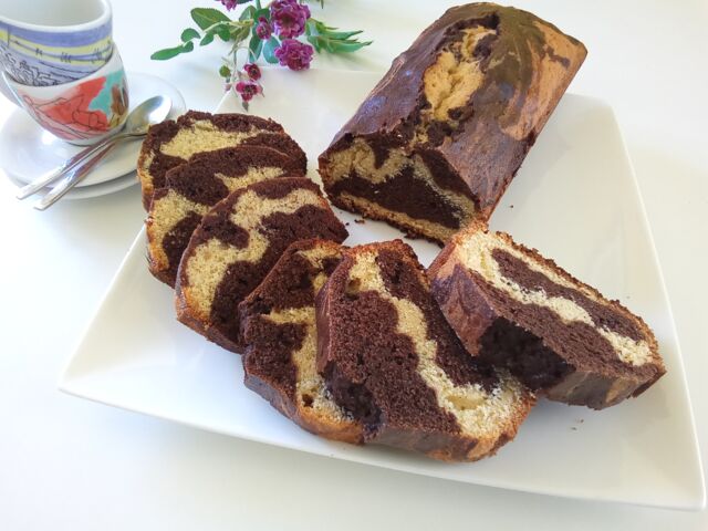 Cake marbré vanille Bourbon / chocolat (farine bio, œufs Label Rouge).