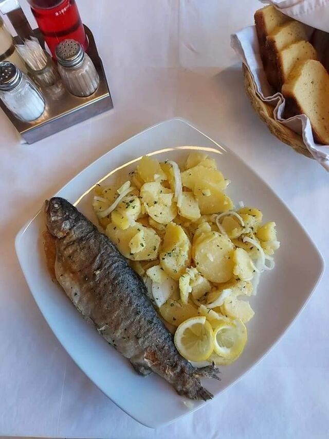 Pastrva sa žara, krumpir salata