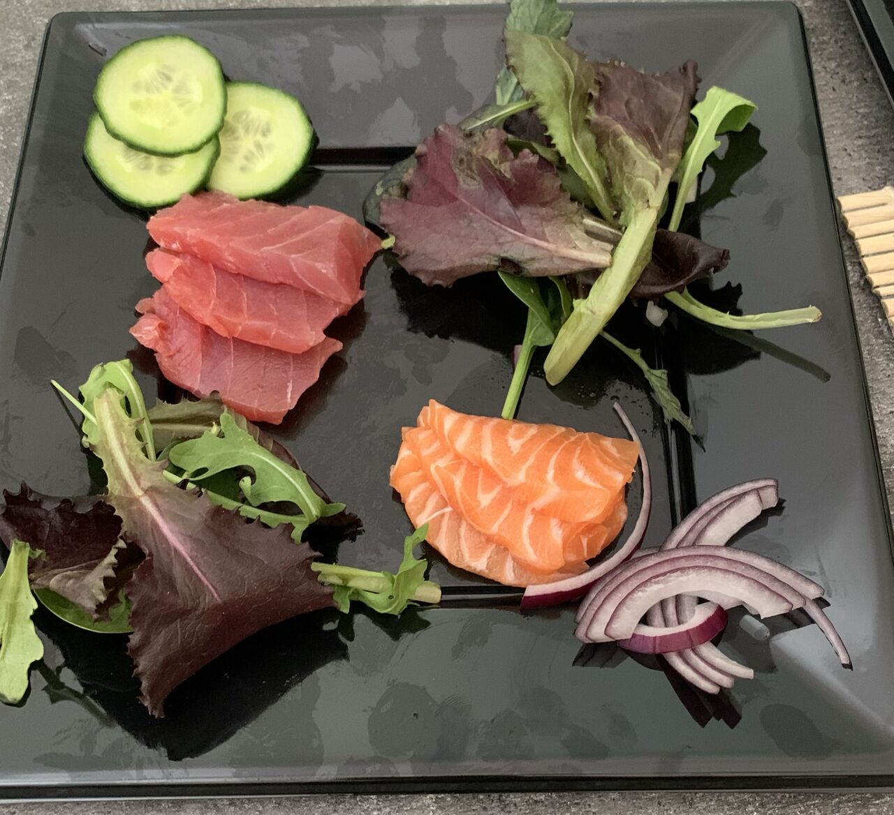 Sashimi par 6 pièces saumon 7.50€ ou thon8.50€ 