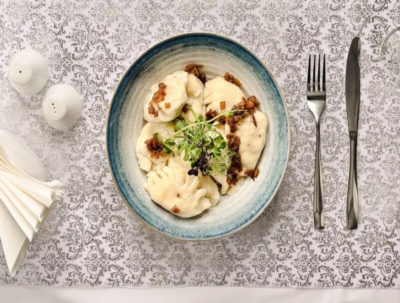 Pierogi z mięsem podane z okrasą (6 szt/8 szt) Alergeny (1,3,7) 19 zł /26 zł