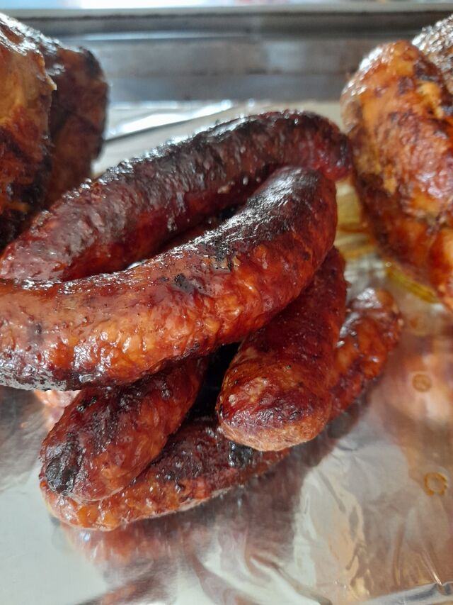 Saucisses cuites au jus de poulets qui accompagnera vos huîtres achetées chez nos horticulteurs du canon.