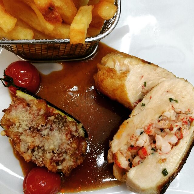 Ballottine de Poulet Jaune farci aux Écrevisses / Jus de Volaille / Courgette farcie d'Aubergines à la Tomates/ Frites Maison