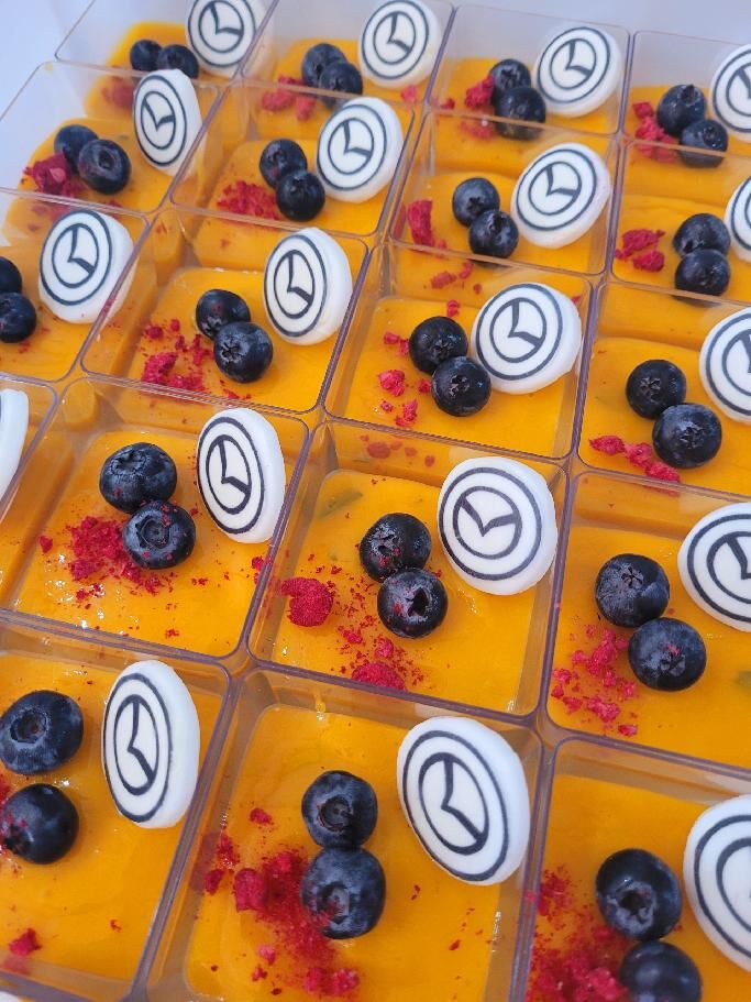 Panna cotta s mangem s logem Mazda