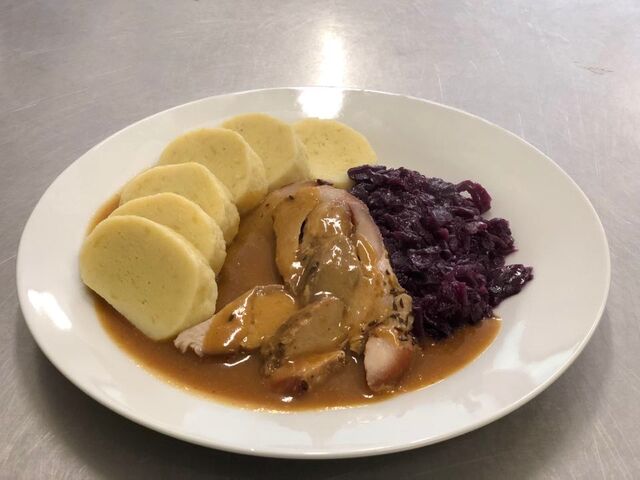 Vepřová plec na pivě, červené zelí, bramborový knedlík