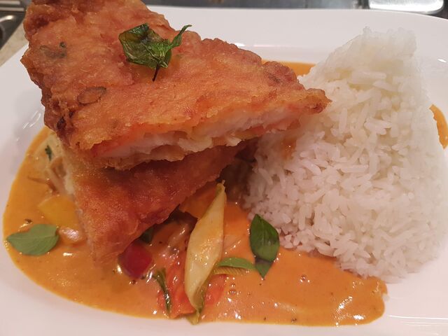 Backfisch auf Thai Sauce und Kräuter