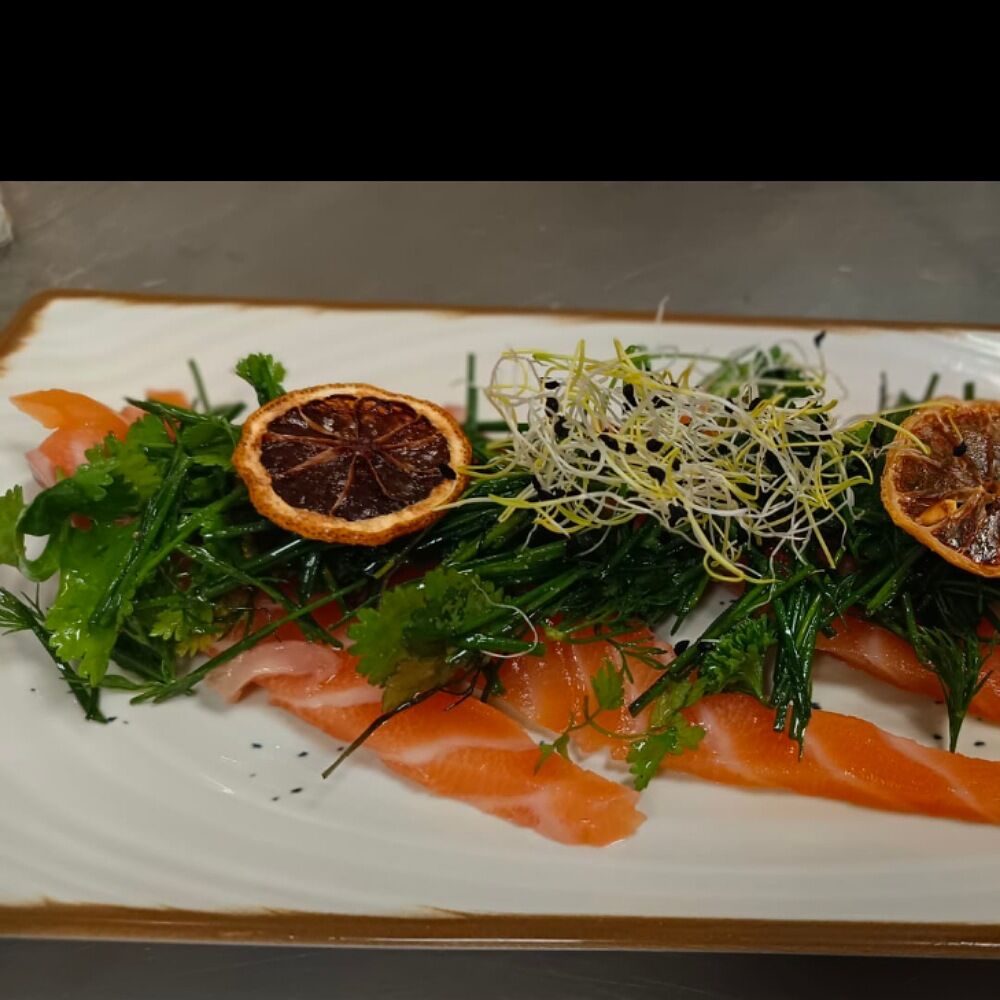 Saumon Gravlax, Toast Grillé, Salade d'herbe 