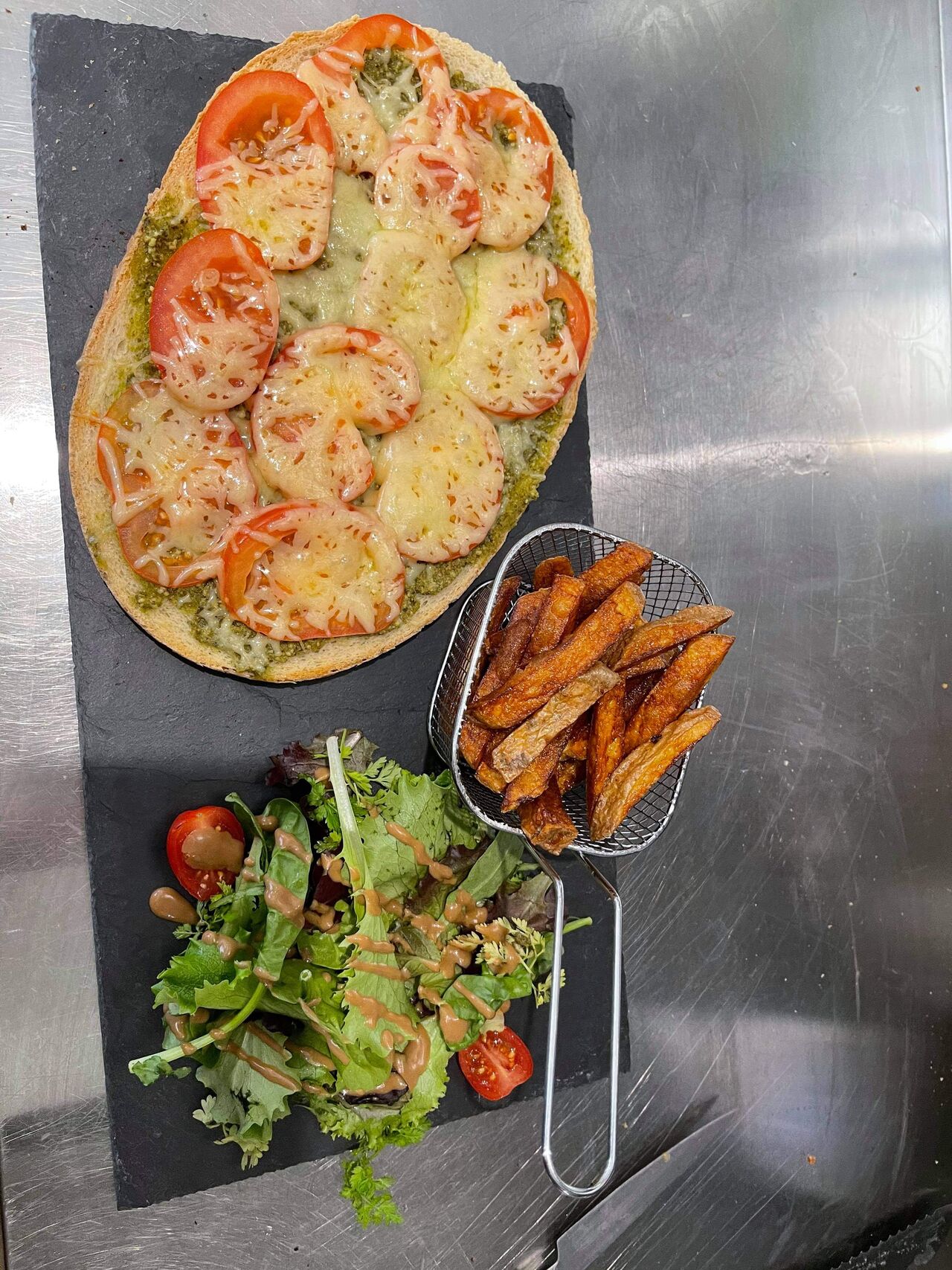 Tatine pesto tomate mozza frites