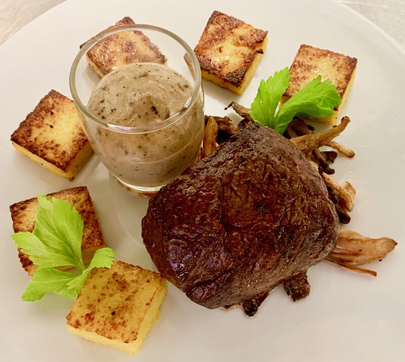 Persillé d'Angus accompagné de ses dés de polenta rôtis et sa mousseline d'ail noir