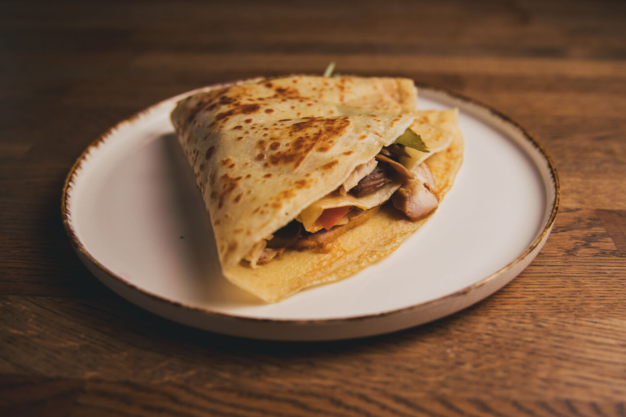 Crep z kurczakiem i pieczarkami