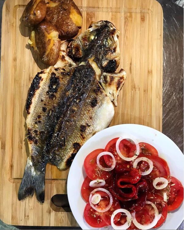 Robalo com Batatas e Salada de Tomate 