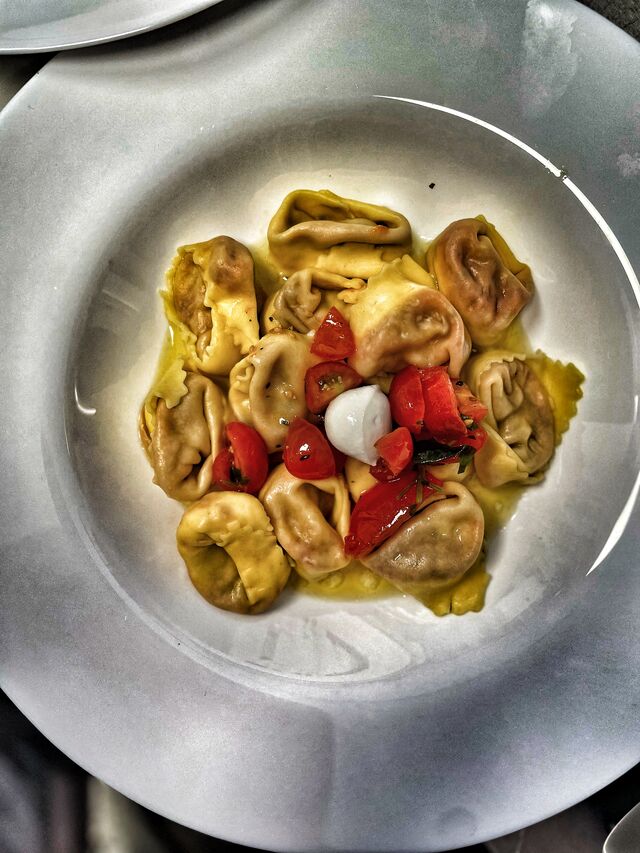 Sommetortelli mit Kirschtomaten und mozzarella 