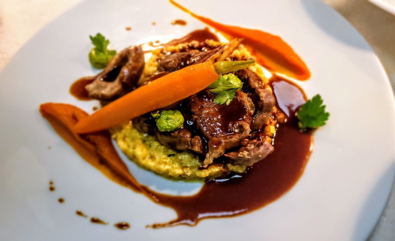 Osso bucco, jus infusé au thym, fregola et gremolata