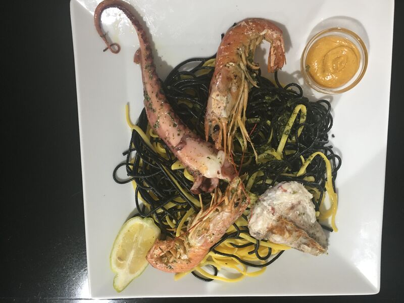 Tentacules de poulpe et linguines et pâtes à l encre de seiche