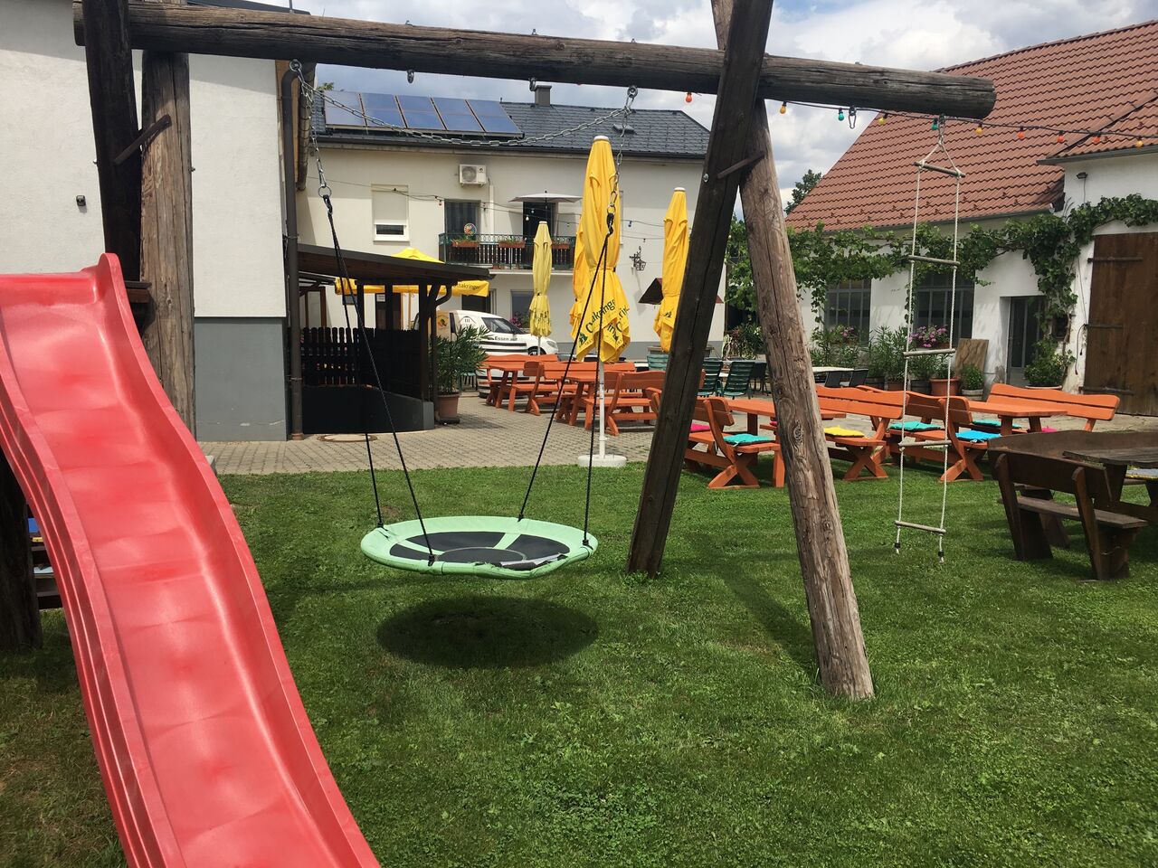 Ruhiger Gastgarten im Innenhof....