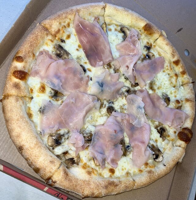 La Regina :
Fior di latte - Champignons - Jambon blanc 