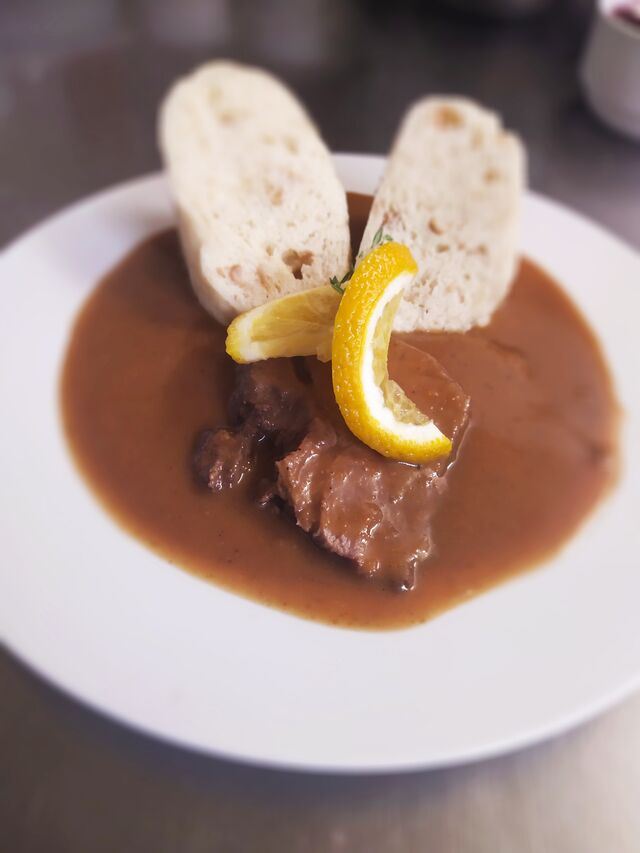 Kančí kýta se šípkovou