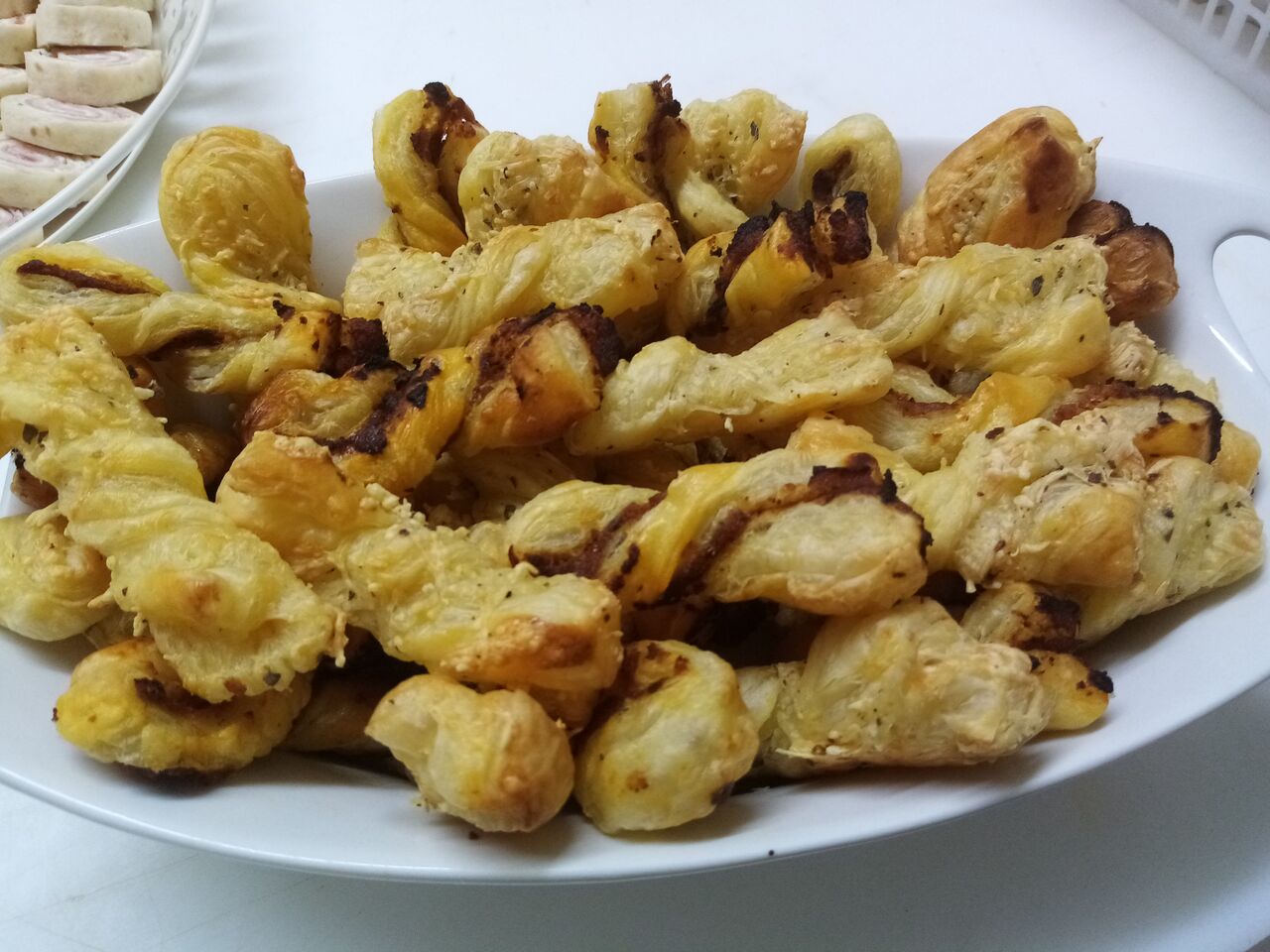 buffet apéritif: feuilleté maison au pesto ou tomate confite ou tapenade noire