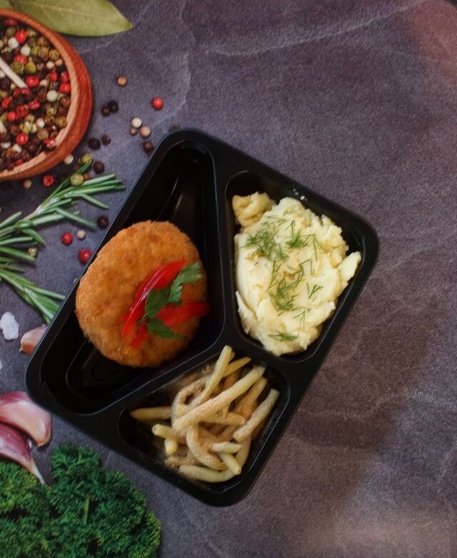 Zestaw kotlet jajeczny z ziemniakami puree, fasolka szparagowa z bułką.