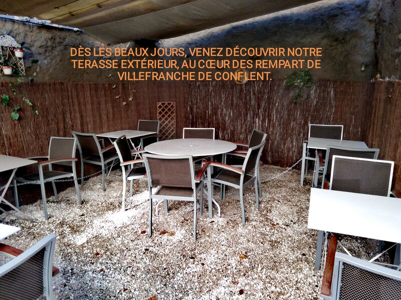 Notre terrasse extérieure, entre les remparts de villefranche. 