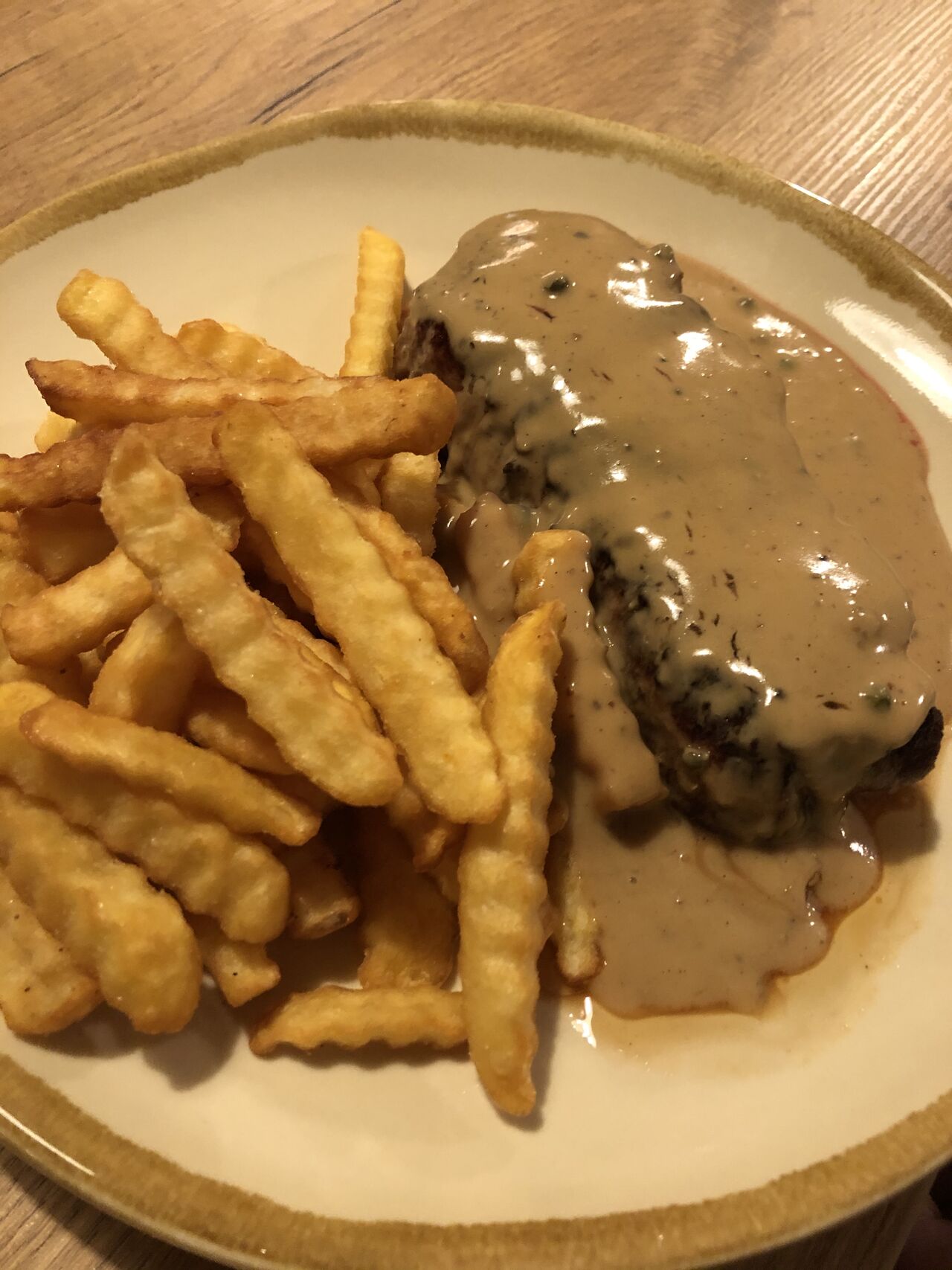 Kalbssteak mit Pfefferrahmsoße und Pommes Frites